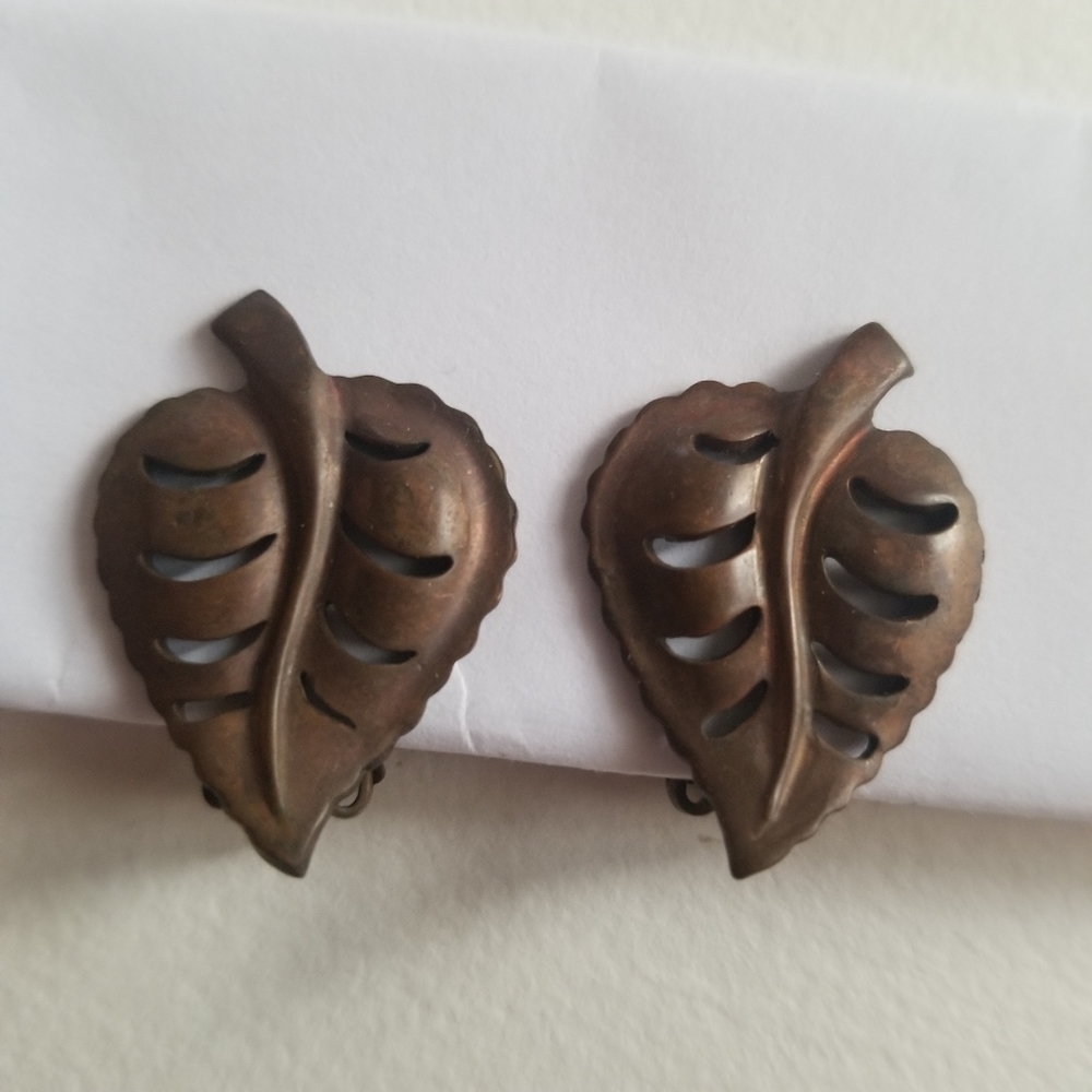 Vintage leaf clip earrings dark copper tone leaves cutout fall autumn